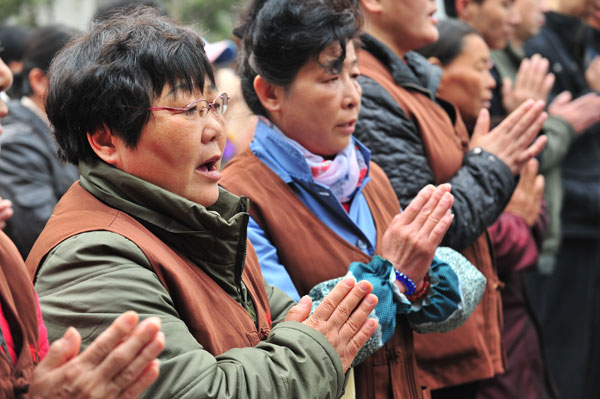 Beijing Buddhists pray for quake zone