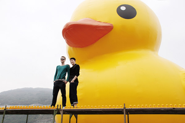 Rubber Duck floats to Hong Kong