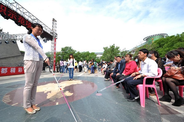 Blind people get mobility training in NW China