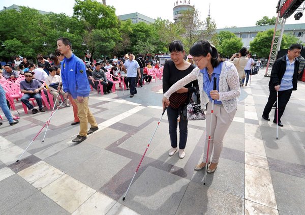 Blind people get mobility training in NW China