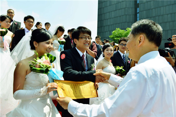 Group wedding marks university’s anniversary