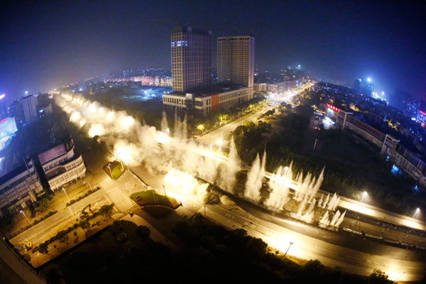 Blowing bridges in Wuhan