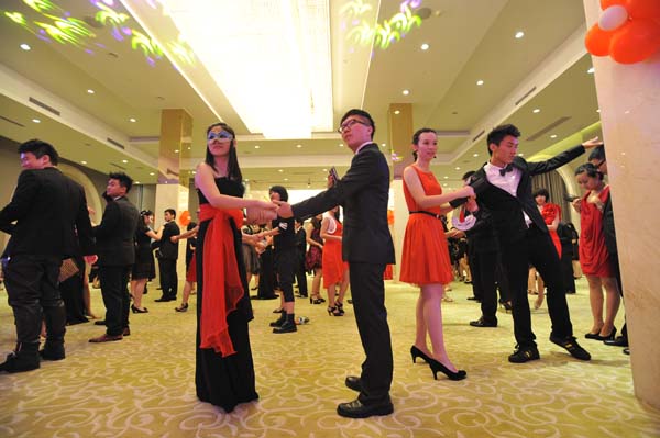 Wuhan stages Gossip Girl-style prom