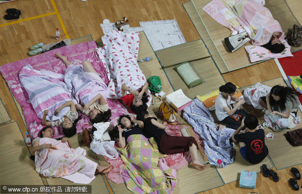 Students sleep in gym to avoid heat in dorms