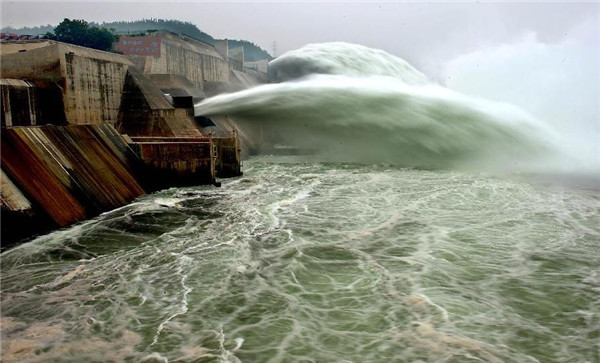 Water gush out of Xiaolangdi Reservoir
