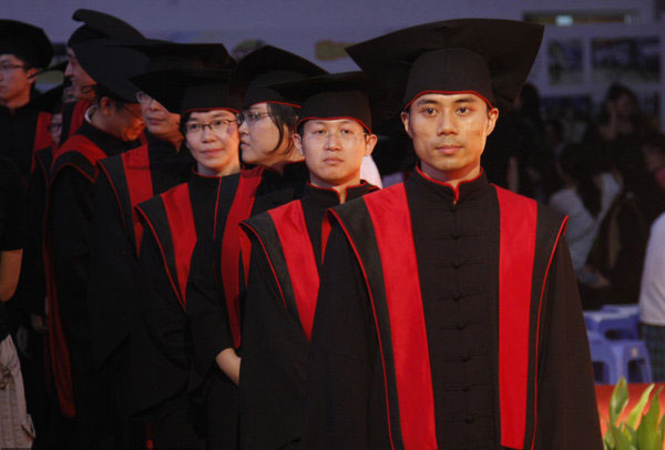 Chinese-style academic robes debut in E China