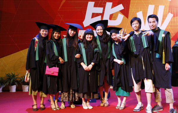 Chinese-style academic robes debut in E China