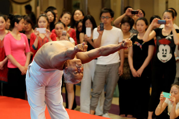 Indian master wows Chinese yoga lovers