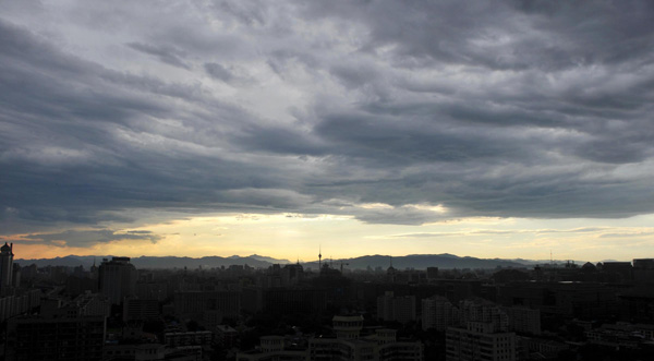 Beijing enjoys clear sky after brief thunderstorm