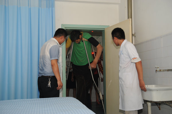 Asia's tallest man hospitalized
