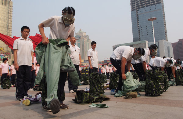 Chinese students put on duck-and-cover drill