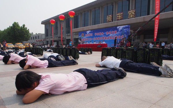 Chinese students put on duck-and-cover drill
