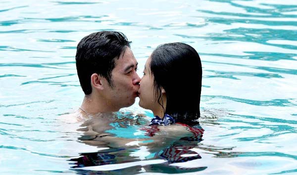 Underwater kissing contest a wet affair