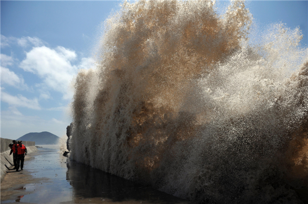 Typhoon Soulik brings huge waves