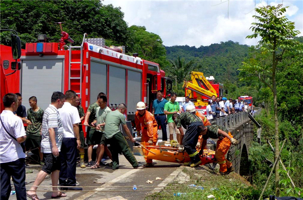 Rescue efforts after fatal bus crash in SW China