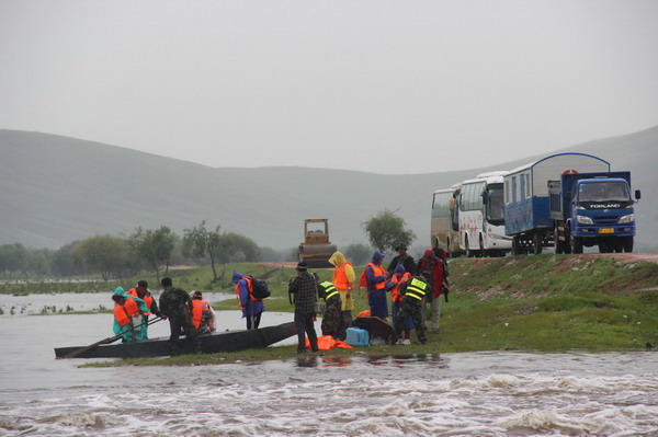 Tourists trapped by floods rescued in NW China