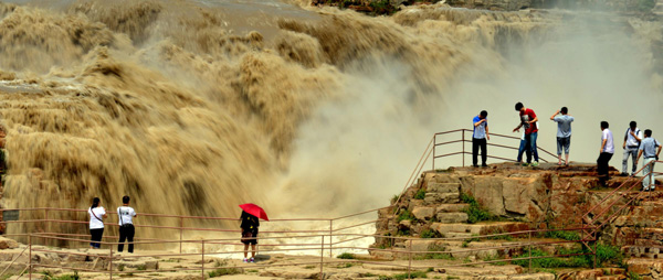 Rain leads to bigger waterfall in C China