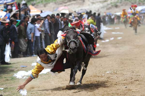 Tibetan farmers enjoy Onkor festival