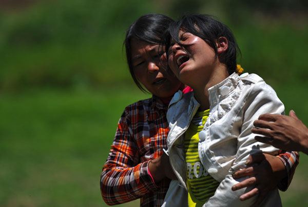 Villagers say goodbye to quake victims