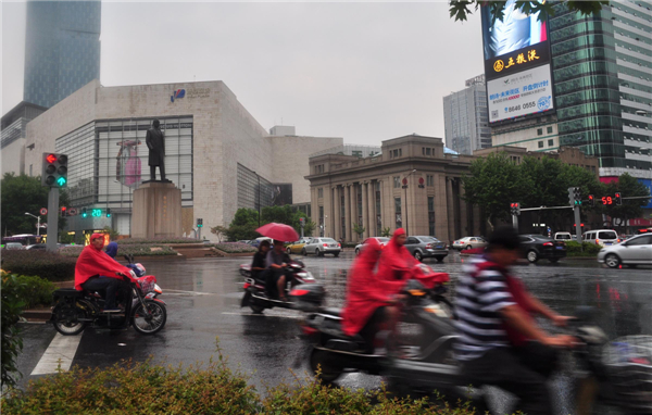 Cloud-seeding cools sweltering Nanjing 