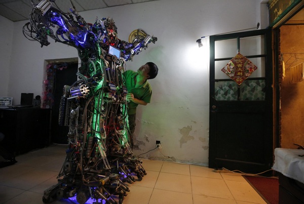 Inventor uses scrap to build robot