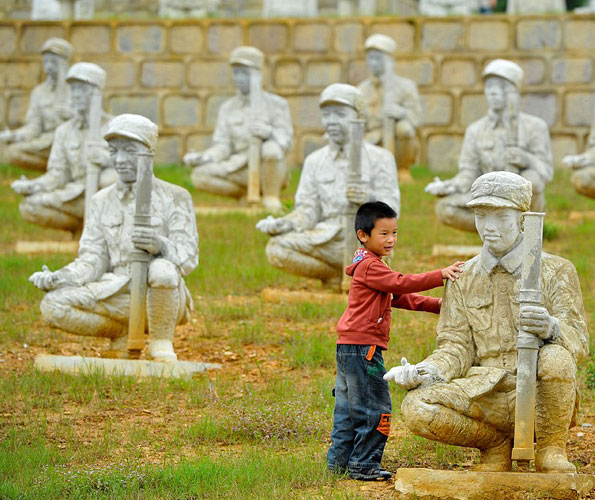 Sculptures pay tribute to war heroes