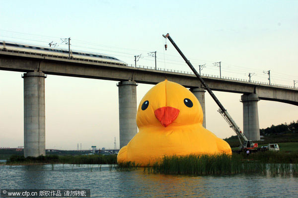 Giant rubber duck comes to life in Beijing