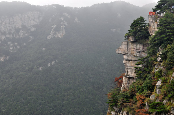 Rock face on Lushan Mountain