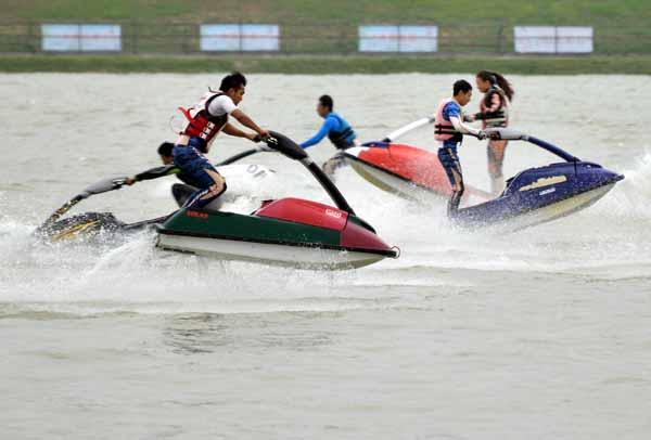 Stunt spectacle kicks off rowing championships
