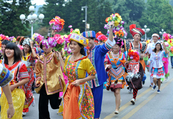 International carnival parade held in S China