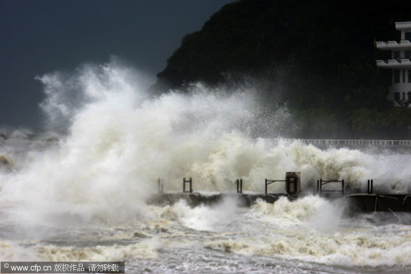 Typhoon Wutip barrels down in Sanya