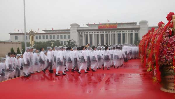 Honoring heroes at Tian'anmen Square