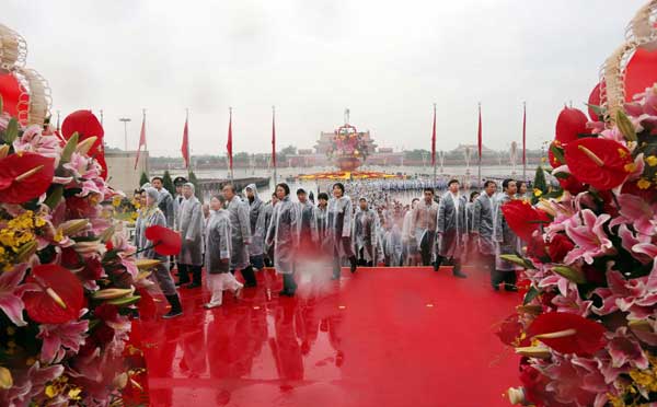 Honoring heroes at Tian'anmen Square