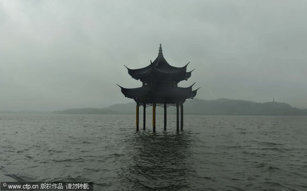 E China battles Typhoon Fitow