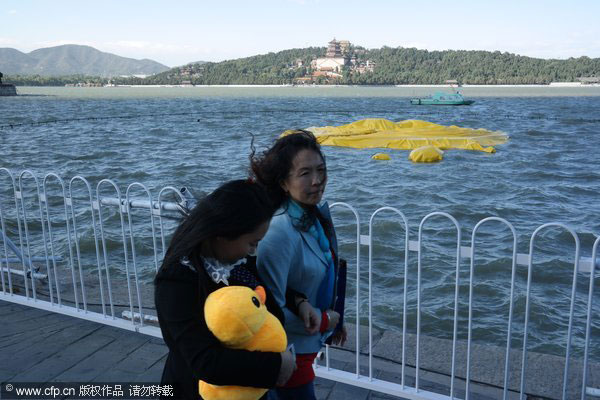 Giant Duck falls flat in Beijing