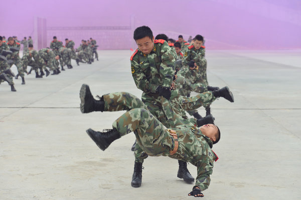 Hunan armed police stage anti-terror drill