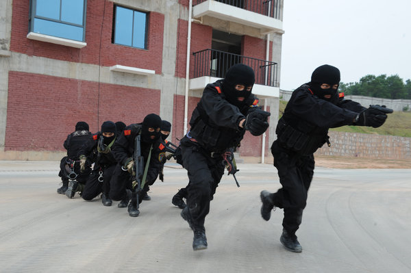 Hunan armed police stage anti-terror drill