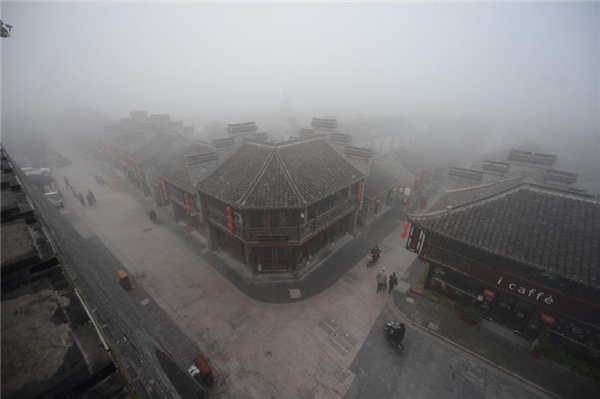 Heavy fog shrouds E China's Yangzhou city