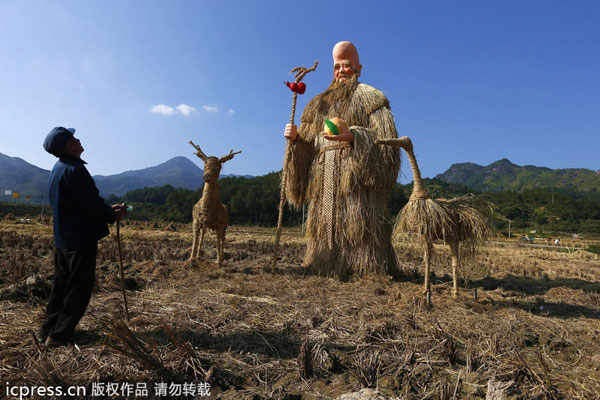 Arty scarecrows in E China