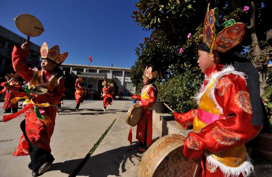 Learning Dongba culture in SW China