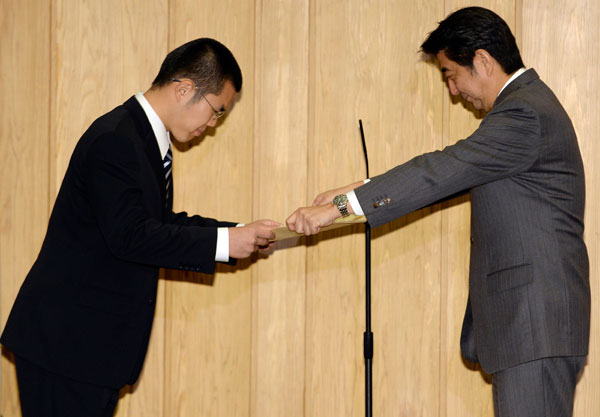 Abe honors heroic Chinese student