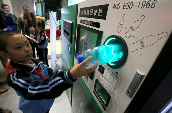 'Reverse' vending machine sells idea of recycling