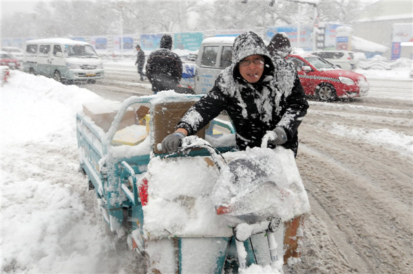 In photos: NE China blanketed by heavy snow