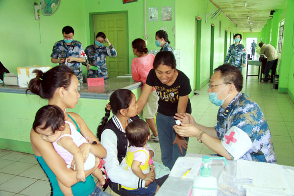 Peace Ark treats over 1,000 in Philippines