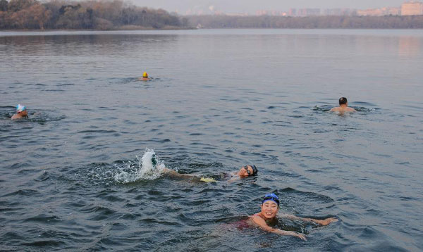Swimming lovers brave cold in NE China