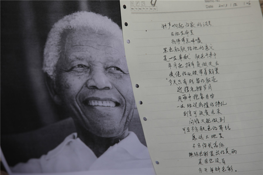 People come say farewell to Mandela in Beijing