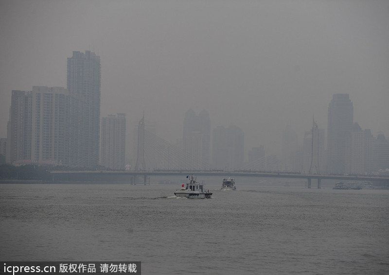 Heavy smog shroulds Guangzhou