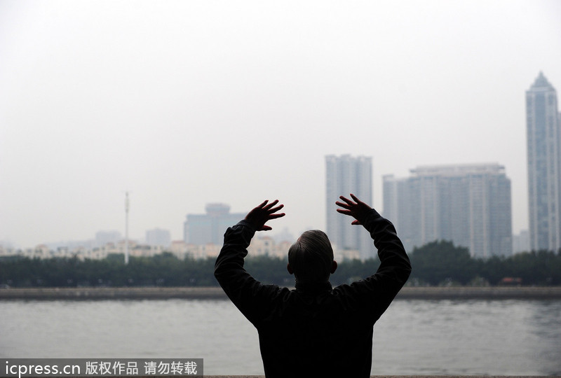 Heavy smog shroulds Guangzhou