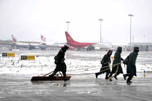 Snowstorms cause chaos for travelers in Yunnan