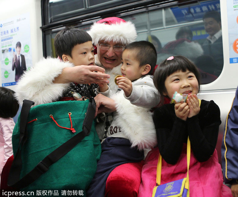 Santa brings holiday cheer to Shenzhen subway